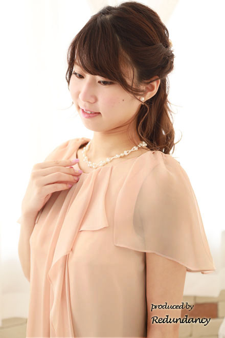 ピンクベージュのパフスリーブドレープドレス