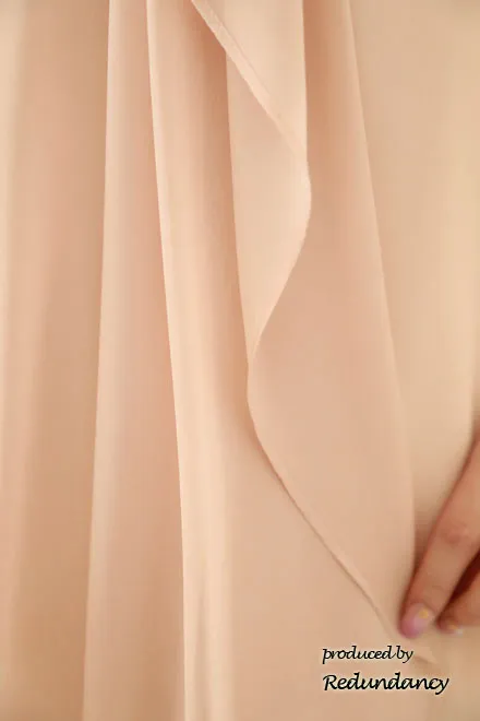 ピンクベージュのパフスリーブドレープドレス