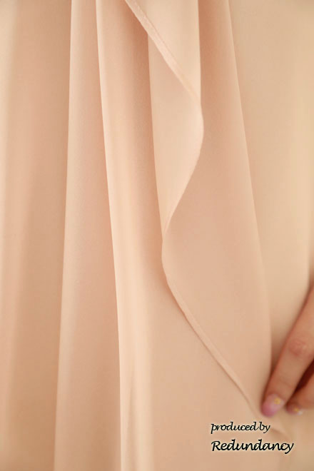 ピンクベージュのパフスリーブドレープドレス