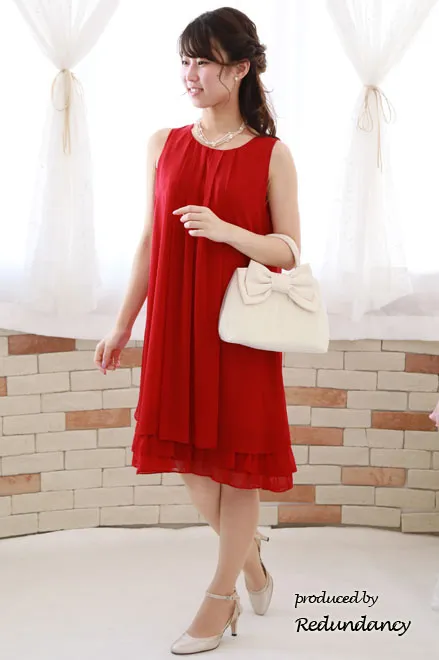 レッドのボリュームフリルノースリーブドレス