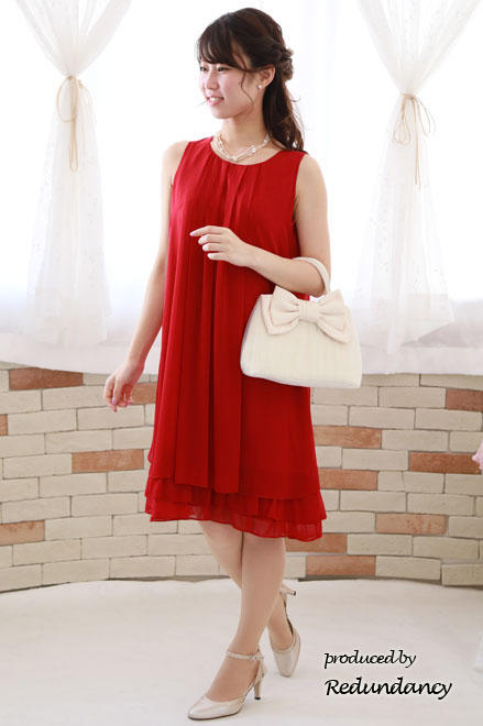 レッドのボリュームフリルノースリーブドレス