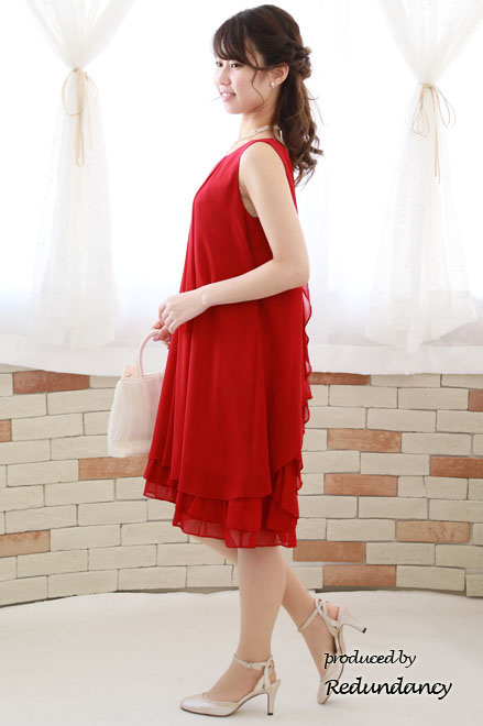 レッドのボリュームフリルノースリーブドレス