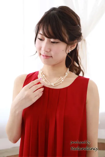 レッドのボリュームフリルノースリーブドレス