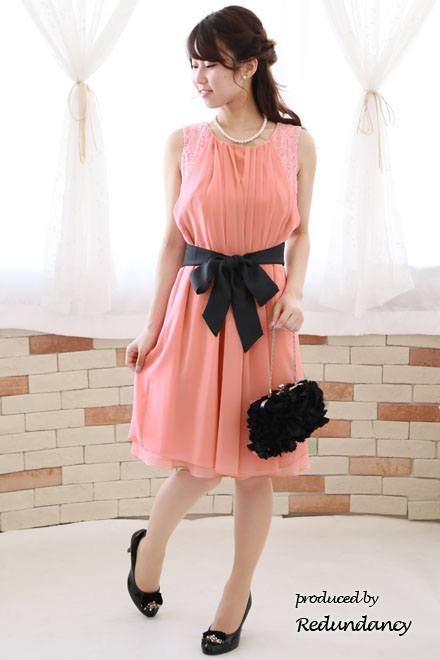 サーモンピンクのレースドッキングシフォンドレス