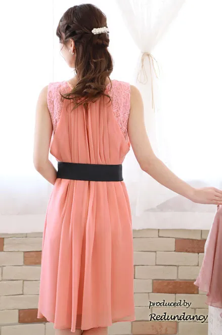 サーモンピンクのレースドッキングシフォンドレス