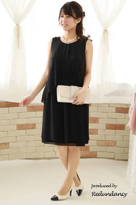 ブラックのショルダーフラワーモチーフドレス