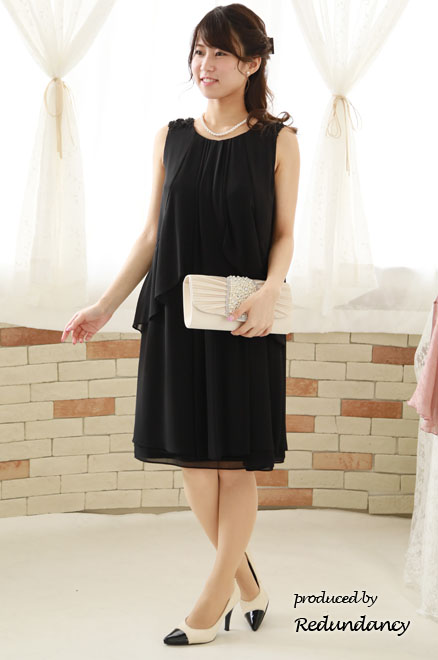 ブラックのショルダーフラワーモチーフドレス