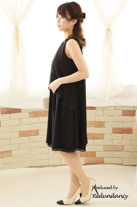 ブラックのショルダーフラワーモチーフドレス