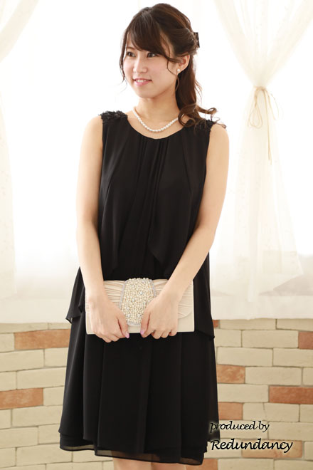 ブラックのショルダーフラワーモチーフドレス