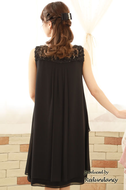 ブラックのショルダーフラワーモチーフドレス