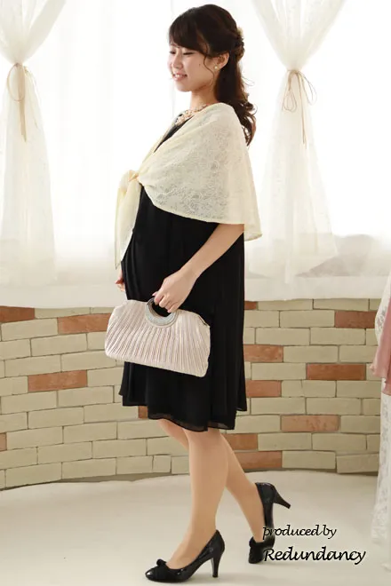 ブラックのショルダーフラワーモチーフドレス