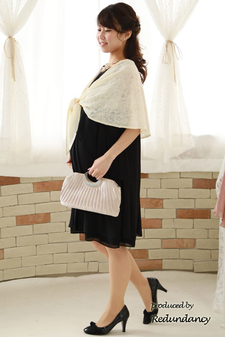 ブラックのショルダーフラワーモチーフドレス