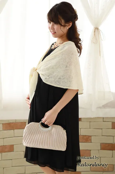 ブラックのショルダーフラワーモチーフドレス