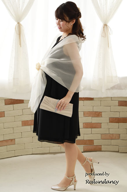 ブラックのショルダーフラワーモチーフドレス