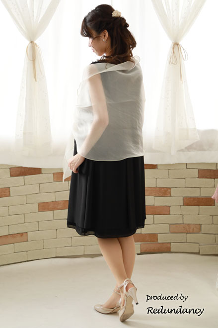 ブラックのショルダーフラワーモチーフドレス