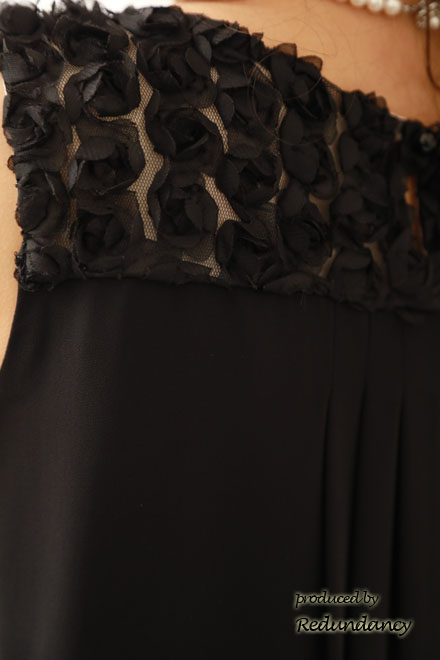 ブラックのショルダーフラワーモチーフドレス