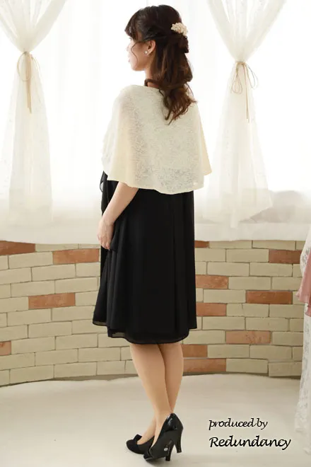 ブラックのショルダーフラワーモチーフドレス