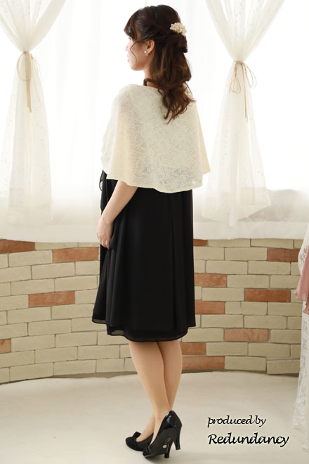 ブラックのショルダーフラワーモチーフドレス