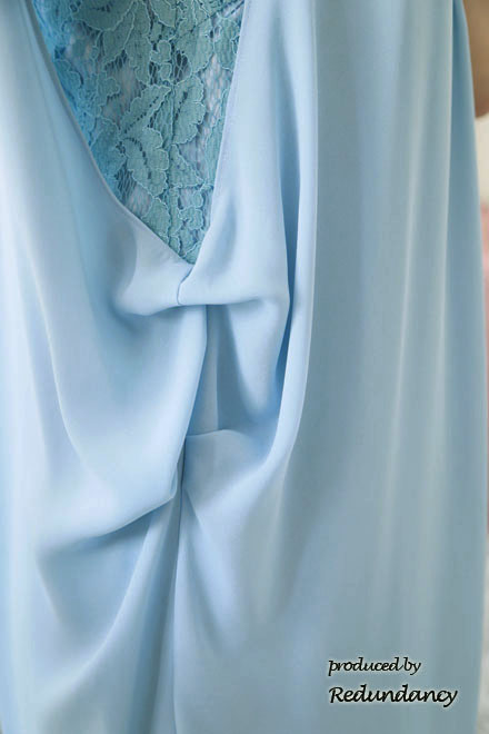 スカイブルーのバックリボンコクーンシルエットシフォンドレス