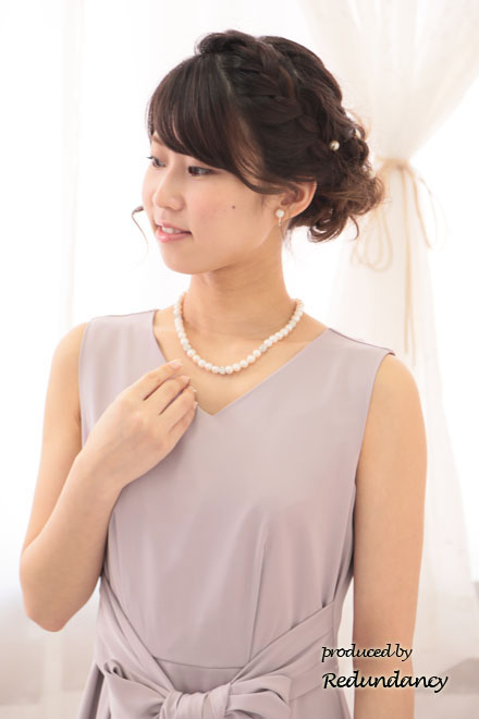 ラベンダーのビーズ付きウエストリボンVネックドレス