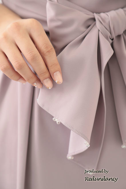 ラベンダーのビーズ付きウエストリボンVネックドレス