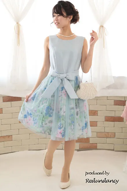 パステルブルーのウエストリボン付きフラワーチュールドレス