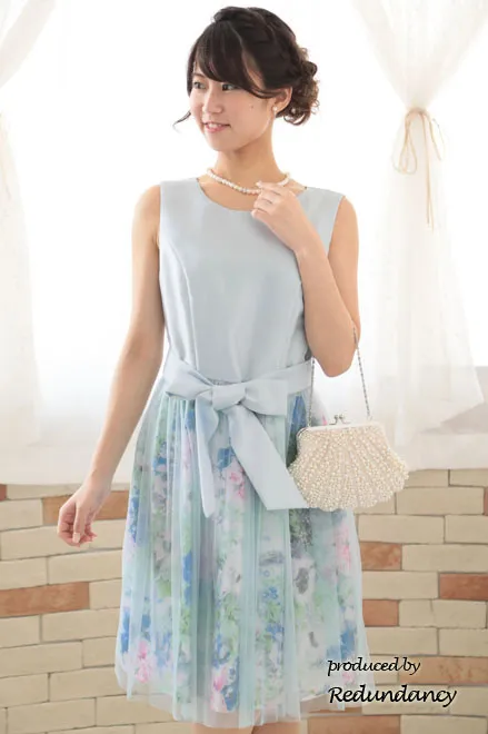 パステルブルーのウエストリボン付きフラワーチュールドレス