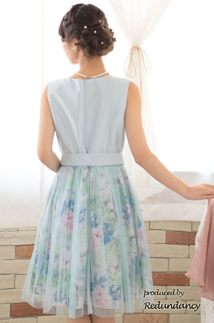 パステルブルーのウエストリボン付きフラワーチュールドレス