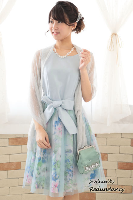 パステルブルーのウエストリボン付きフラワーチュールドレス