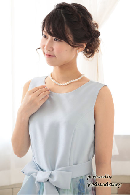 パステルブルーのウエストリボン付きフラワーチュールドレス