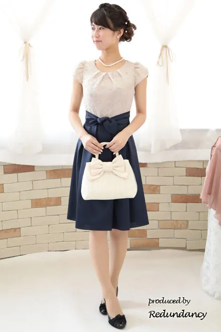 ネイビーの花柄フレンチスリーブドレス