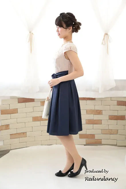 ネイビーの花柄フレンチスリーブドレス