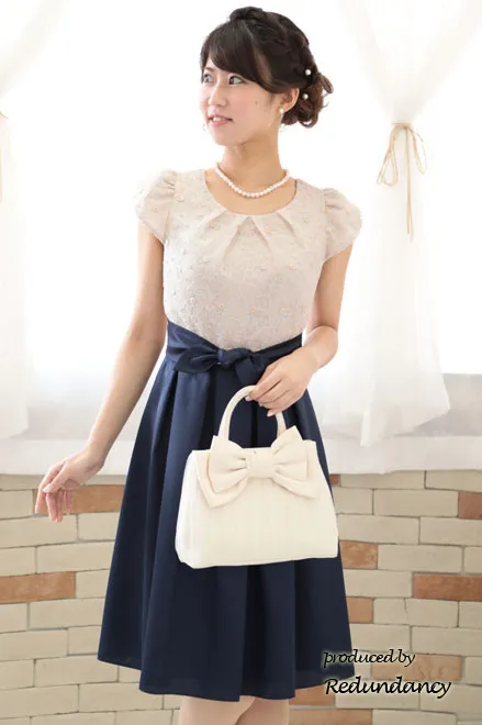 ネイビーの花柄フレンチスリーブドレス