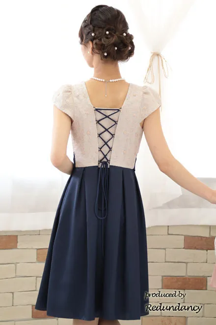 ネイビーの花柄フレンチスリーブドレス