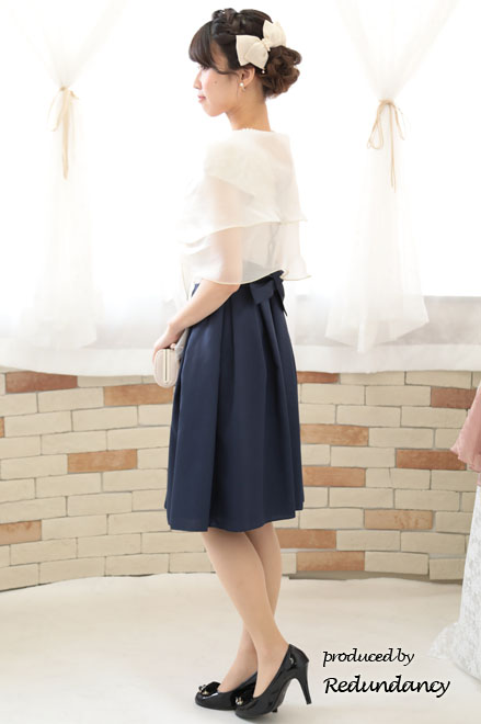 ネイビーの花柄フレンチスリーブドレス