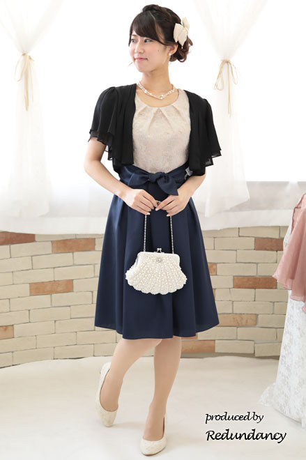 ネイビーの花柄フレンチスリーブドレス