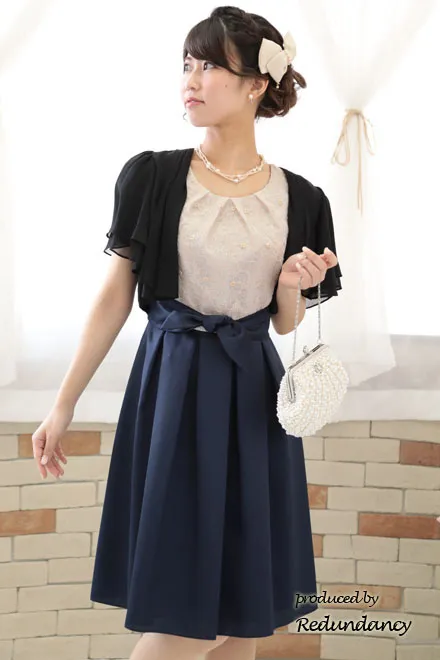 ネイビーの花柄フレンチスリーブドレス