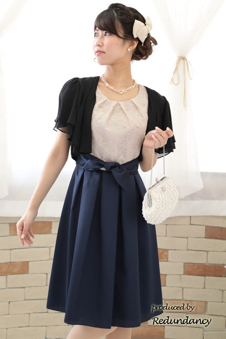 ネイビーの花柄フレンチスリーブドレス