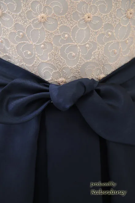 ネイビーの花柄フレンチスリーブドレス