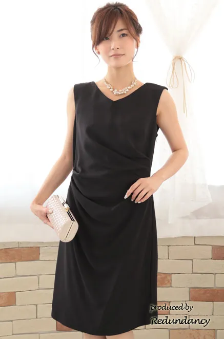 ブラックのバックドレープタイトドレス