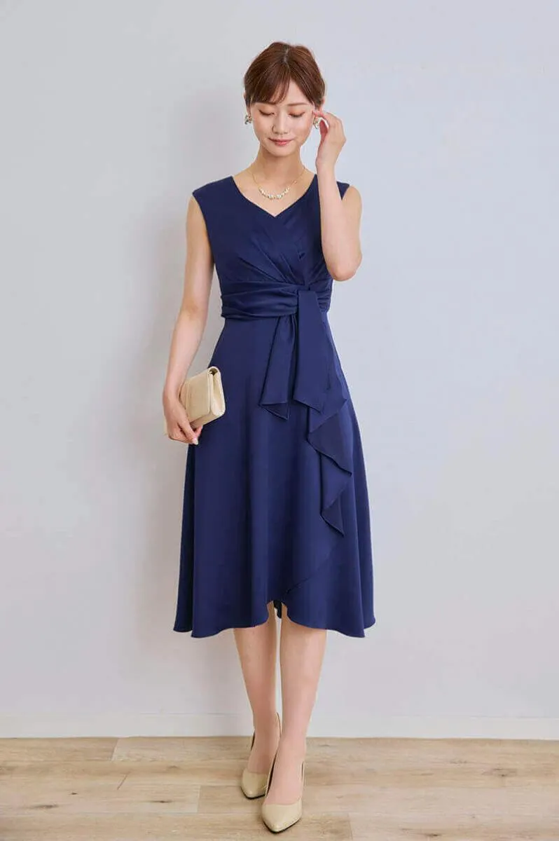 ネイビーのドレープスカートサテンドレス