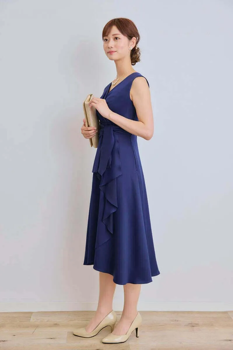 ネイビーのドレープスカートサテンドレス