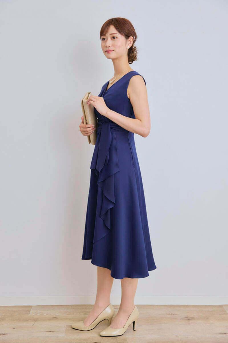 ネイビーのドレープスカートサテンドレス