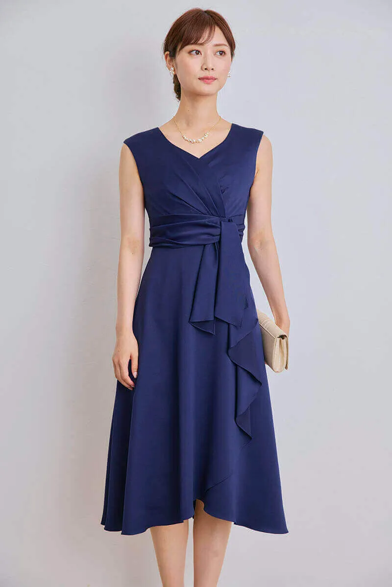 ネイビーのドレープスカートサテンドレス