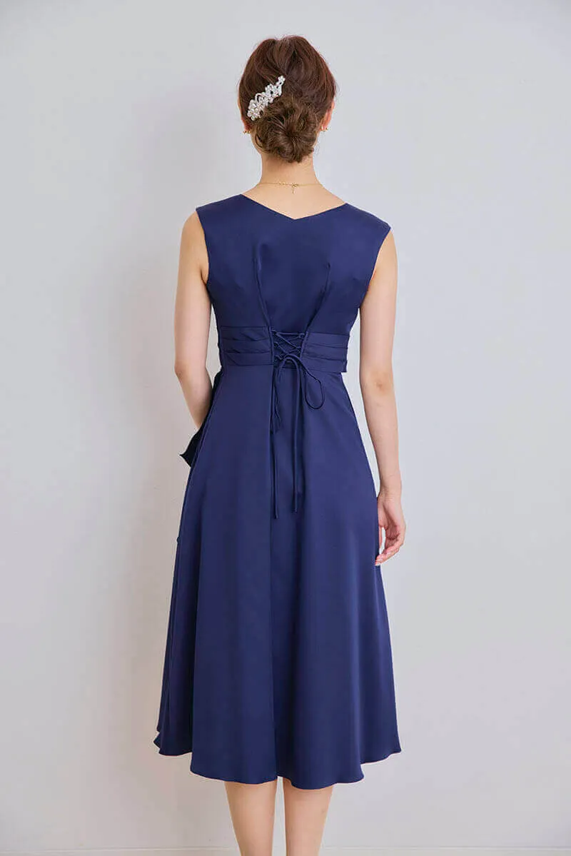 ネイビーのドレープスカートサテンドレス