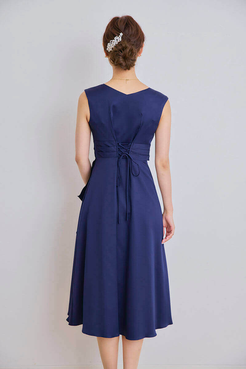 ネイビーのドレープスカートサテンドレス