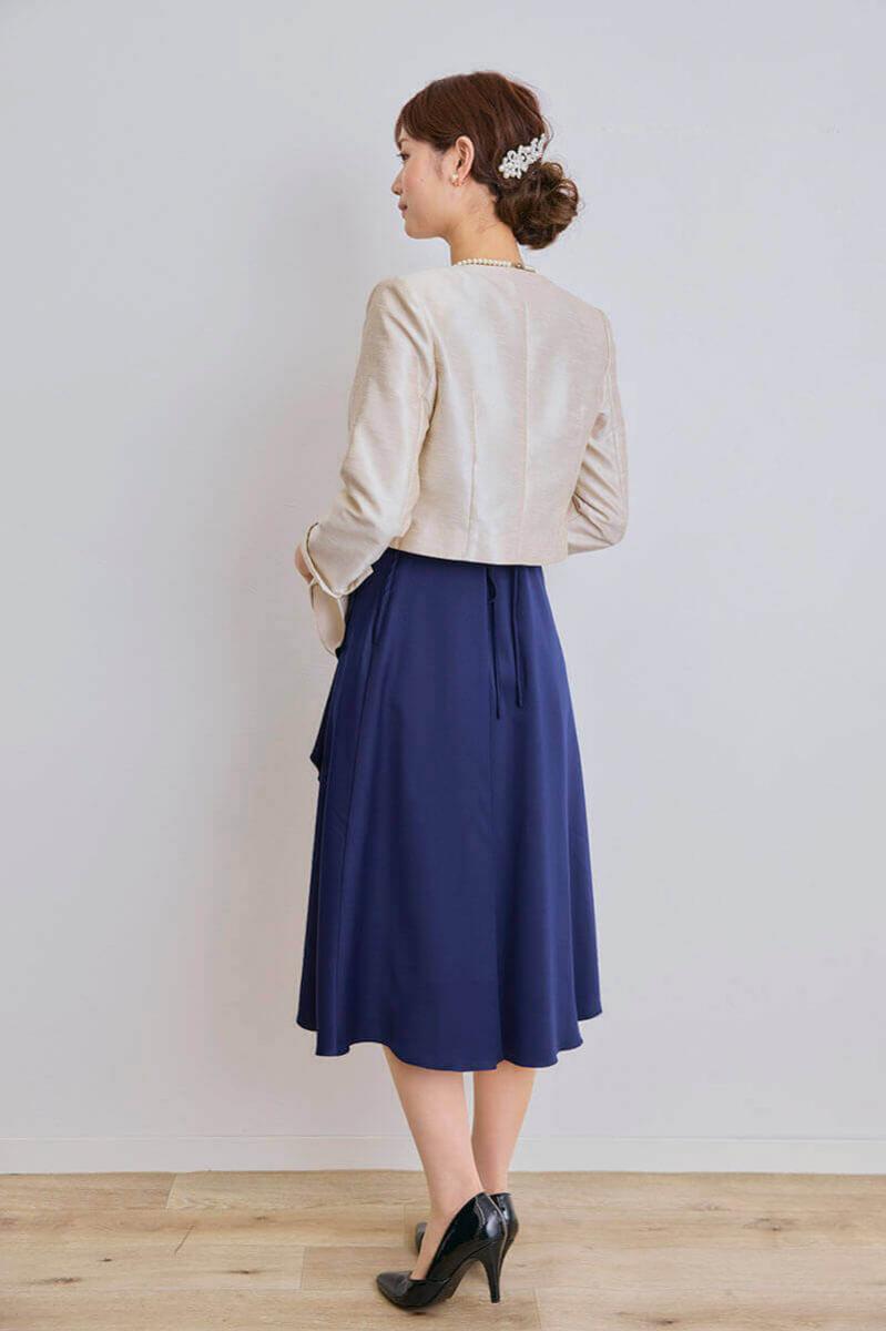 ネイビーのドレープスカートサテンドレス