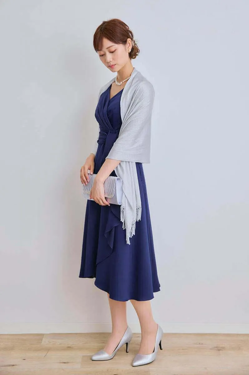ネイビーのドレープスカートサテンドレス