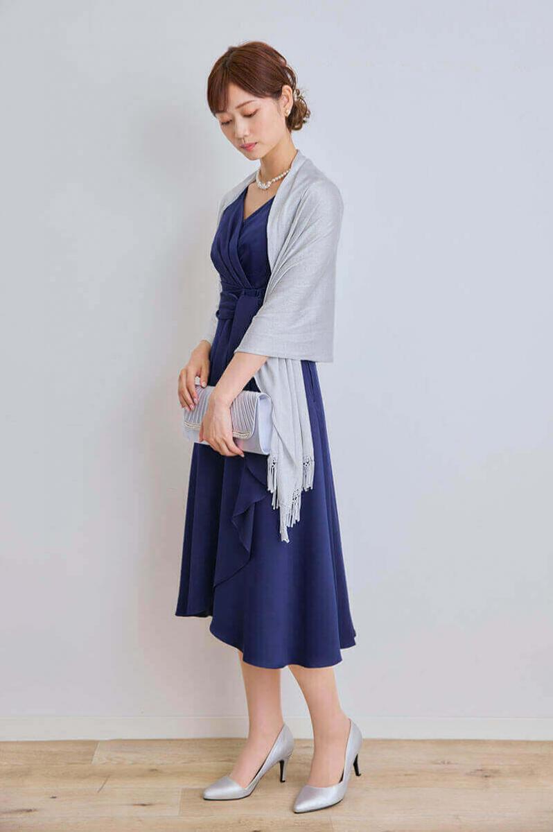 ネイビーのドレープスカートサテンドレス
