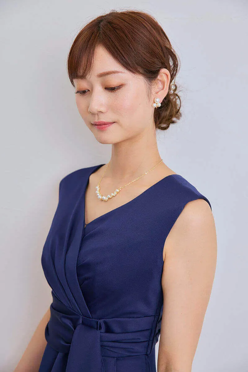 ネイビーのドレープスカートサテンドレス